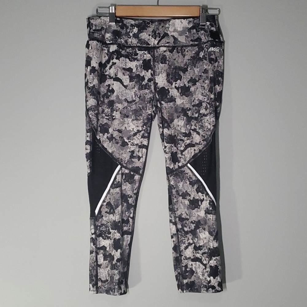 Avia pants women's size medium ( 8 - 10 ) black white abstract 3/4 three-quarter